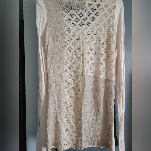 Women's size XL Daytrip shirt from Buckle, w/ lace, rhinestones, cross - Picture 5 of 6